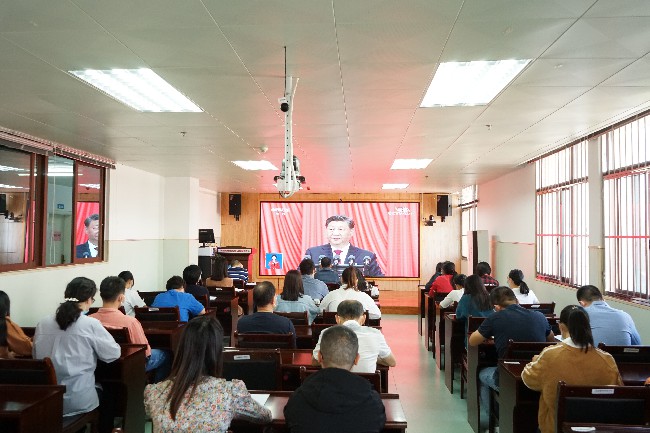 图为广西残疾人康复研究中心集中收听收看现场